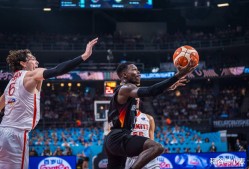多米彩票 -萨克拉门托国王发布备战花絮，今晚队长鼓劲，NBA季后赛任务艰巨，团队化学反应显著的简单介绍