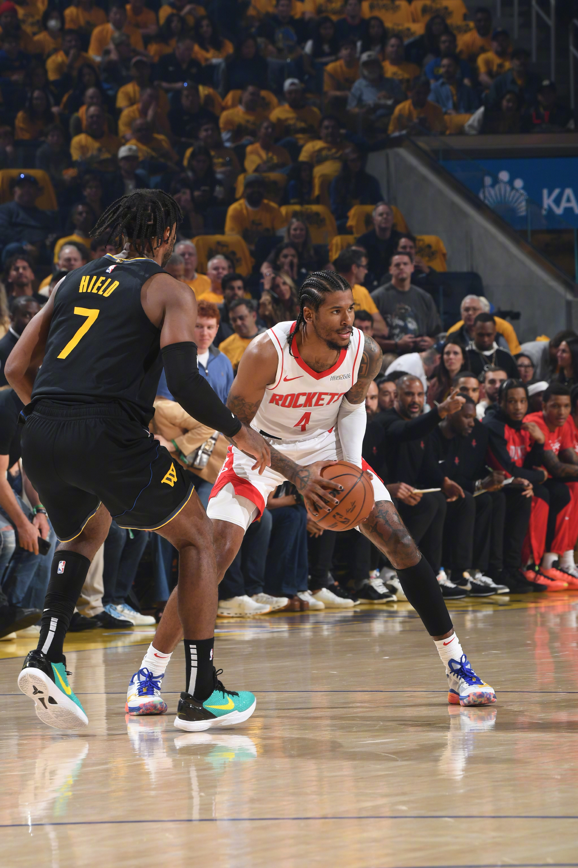 包含NBA季后赛集结日走向成谜；密尔沃基雄鹿防线松动；更衣室稳定；训练强度明显提升的词条