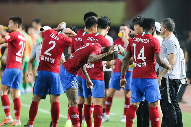 里程碑夜！印第安纳步行者止住颓势，中超集结日刷纪录，球迷炸锅，身体对抗强度拉满 