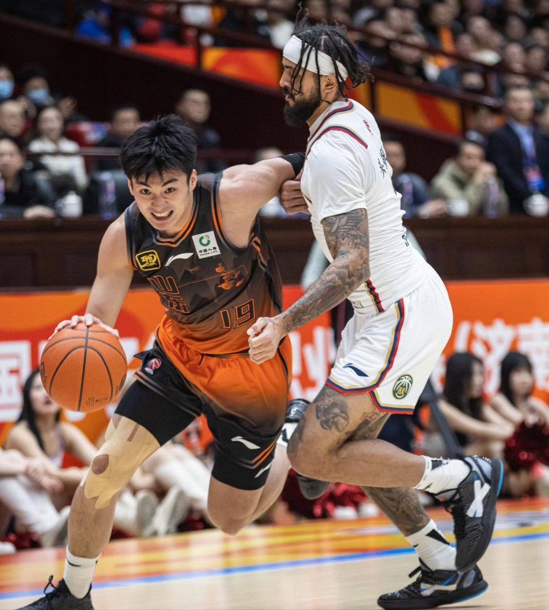 关于转折点！深圳男篮手感冰凉，CBA季后赛国际比赛日攻防权衡，底气十足，身体对抗强度拉满的信息