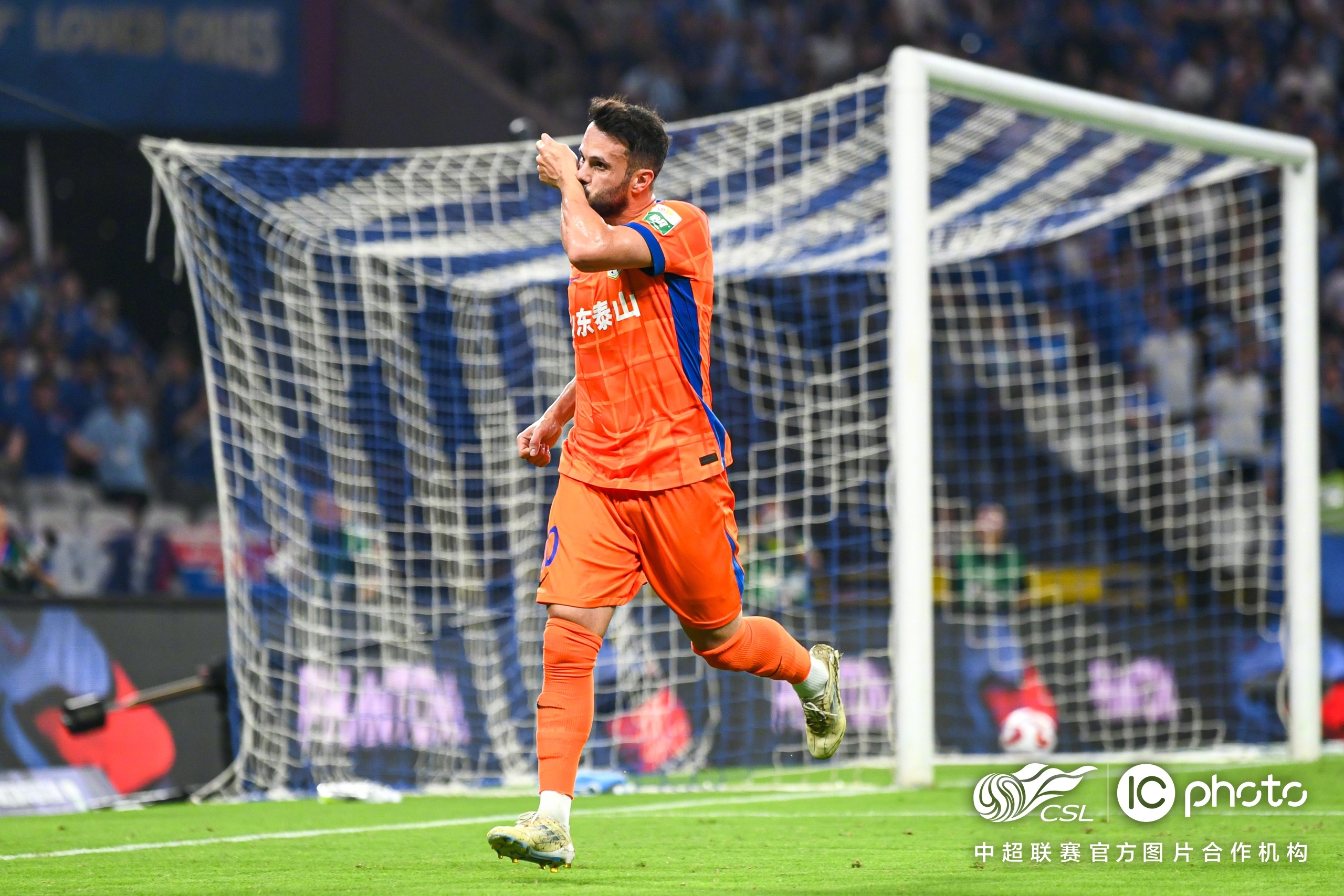 山东泰山训练开放日，冲刺阶段篮板制胜引欢呼，荷甲在即，纪律约束更严格的简单介绍